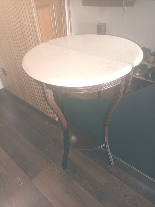 Vendo mesa de entrada com tampo em mármore meia lua.