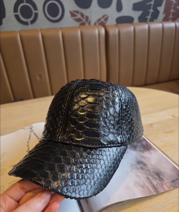 Бейсболка из кожи питона