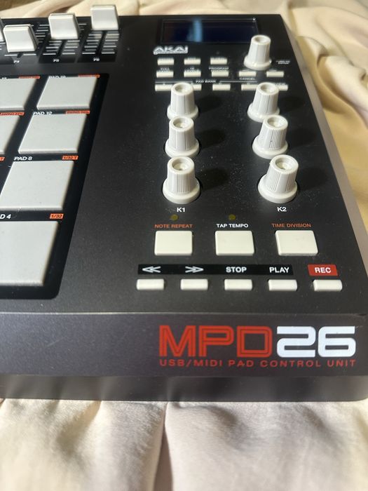 MIDI-контролер AKAI MPD 26 для тих, хто ще вірить шо можна заробити музикою :)