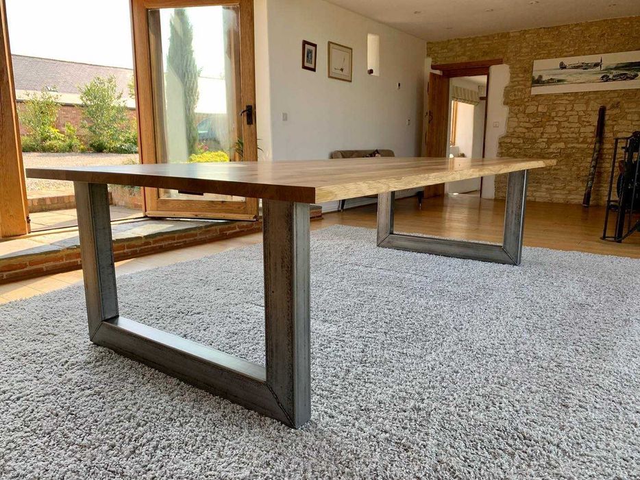 Stół dębowy z metalową konstrukcją – stabilny i funkcjonalny