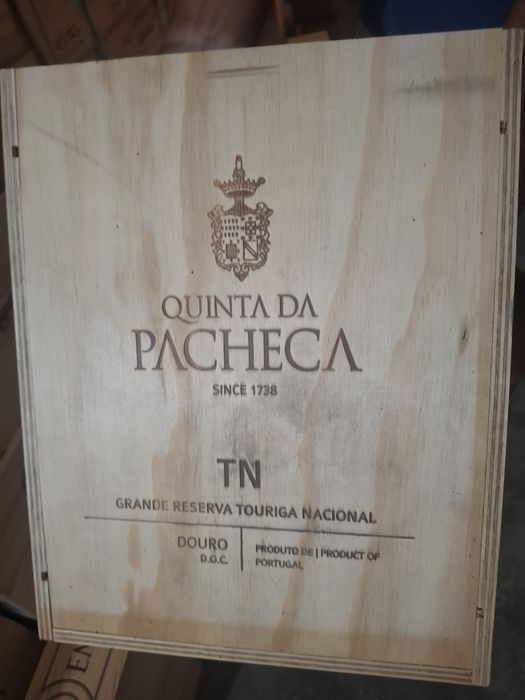 Vendo caixas de madeira com marcas de vinhos