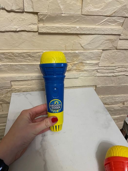 2 szt. mikrofonów z efektem echa HTI “Groovy Tunes” czerwony niebieski