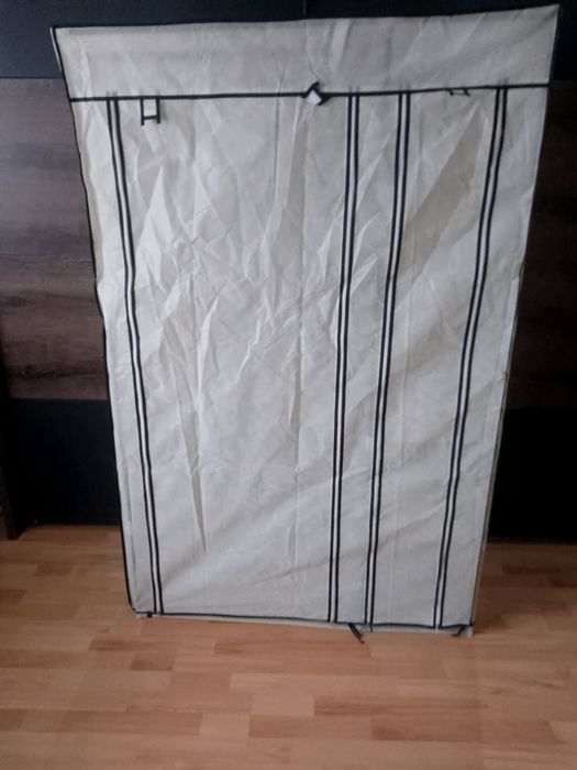 Składana szafa z drążkiem na wieszaki