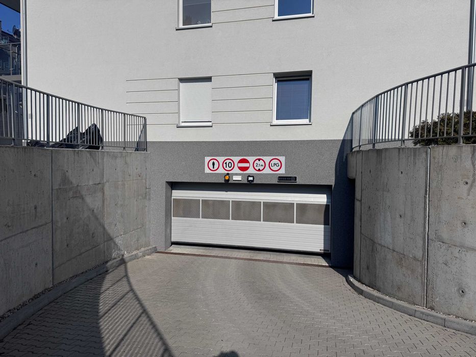 Garaż do wynajęcia zamykany na pilota w hali pod budynkiem