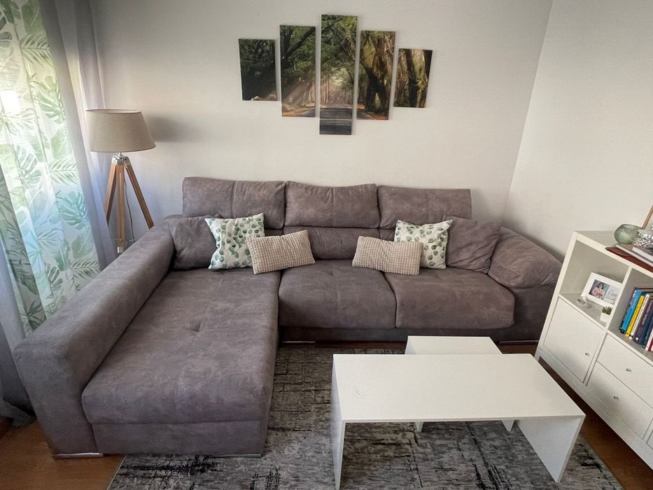 Sofá moderno com chaise longue, extensível e puffs incluídos!