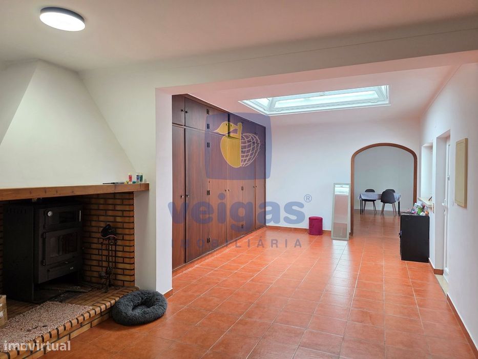 Moradia T5 com 343 m² de área bruta, sala de 40 m², mezzanine e terraç