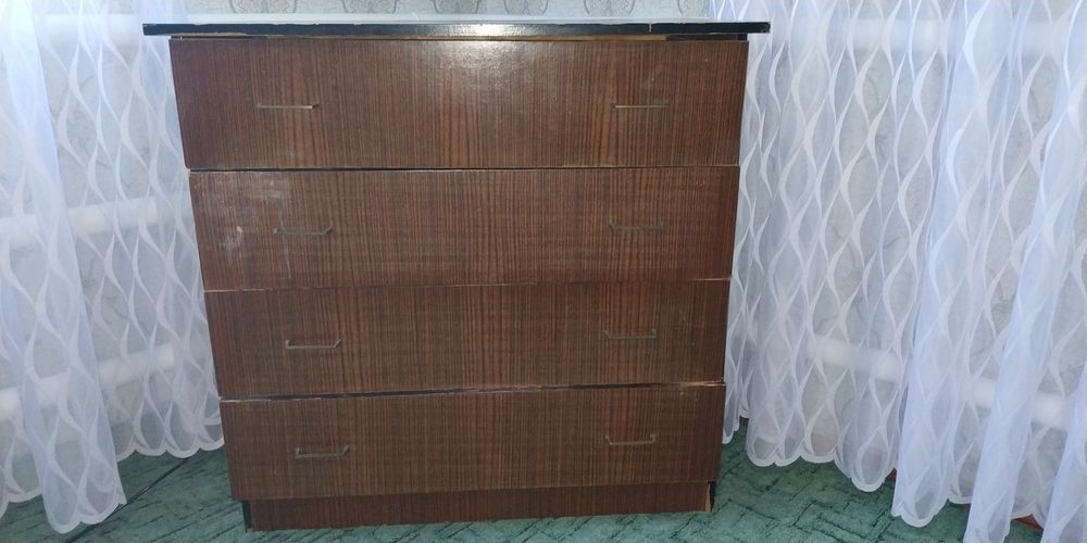 Комод в комнату продам