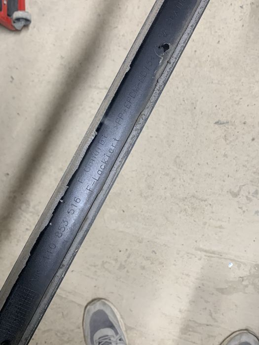 Молдинг передньої правої дверки vw touran 2006 рік