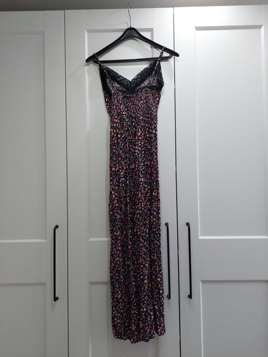 Długa letnia sukienka wykończona koronką rozmiar M