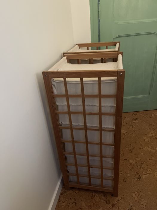 Duas Sapateiras de madeira e linho