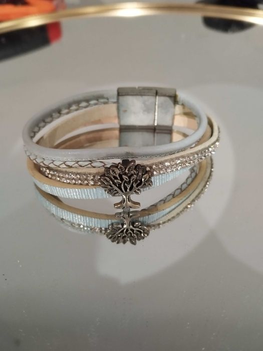 Colares e pulseiras como novos