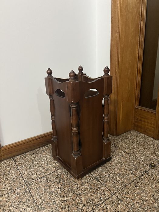 Suporte para guarda-chuvas em madeira