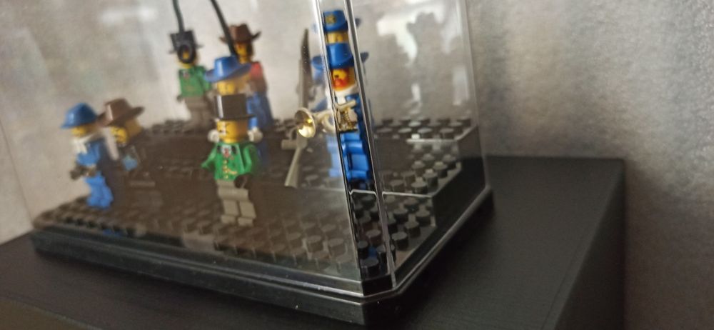Ekspozytor na minifigurka LEGO gablotka