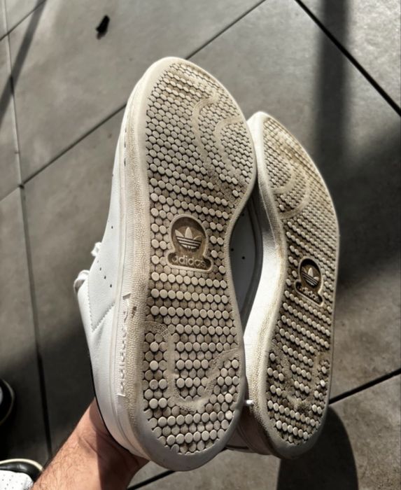 Adidas stan smith white black cursive heel