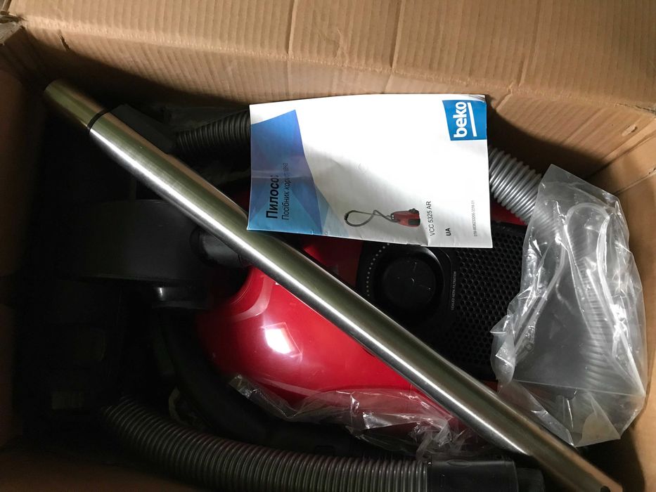Пылесос мешковой Beko  пылесборник 3.2 л класс очистки А, красный