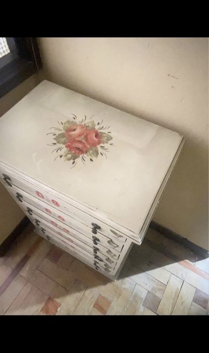Móvel vintage pintado à mão