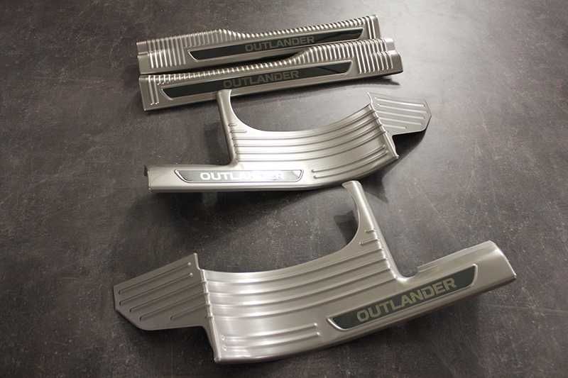 Mitsubishi Outlander 2013-2022 Накладки на внутрішні пороги (на пласт)