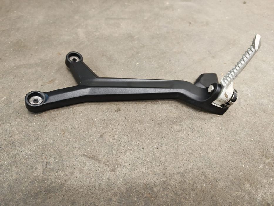 Triumph Trident 660 set podnóżek pasażera prawy lewy części