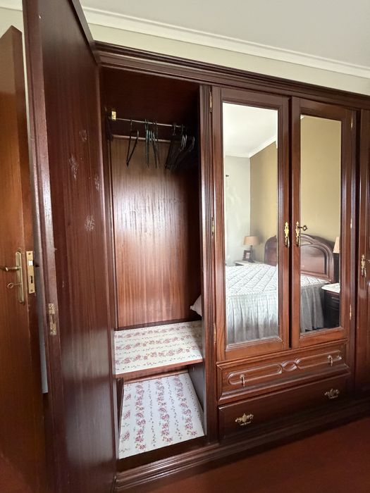 Mobilia de quarto de casa em mogno