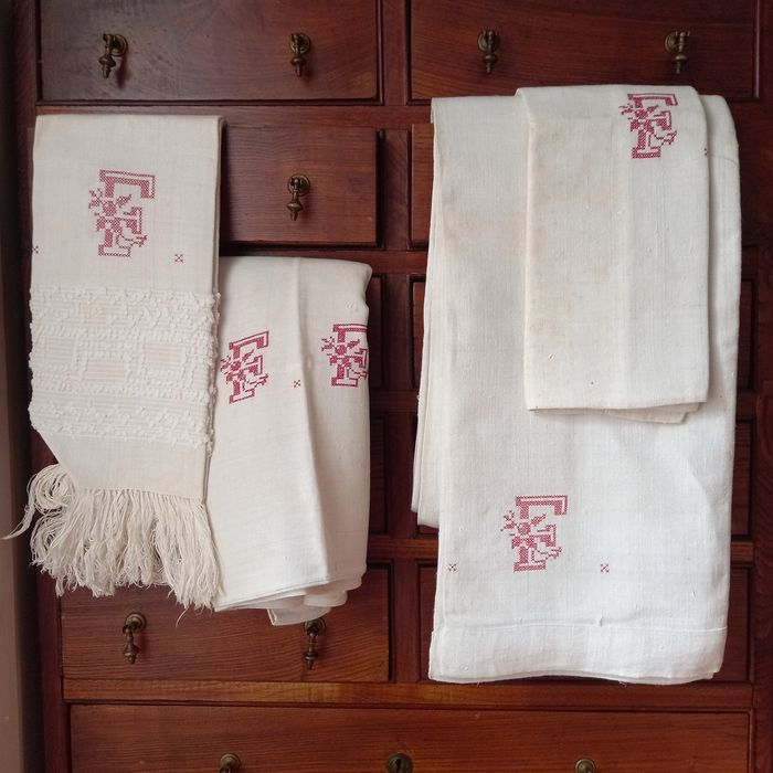 Lençóis, enxoval antigo de linho nuna usado