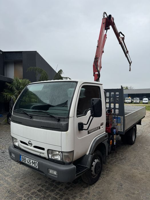 Carrinha Nissan Cabstar com grua