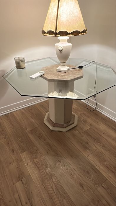 Mesa de mármore e vidro