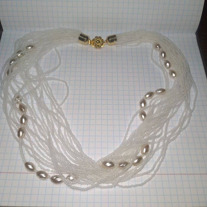 Бусы из натуральных камней.