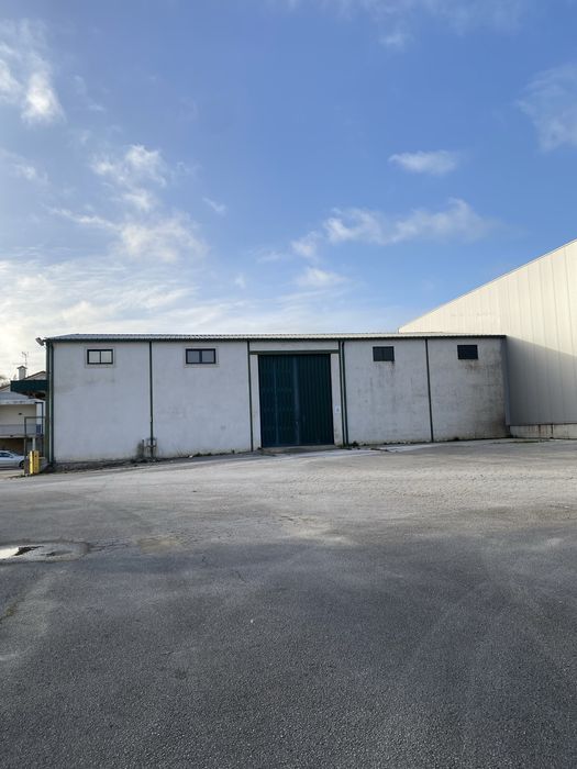 Armazem/Escritórios para arrendamento