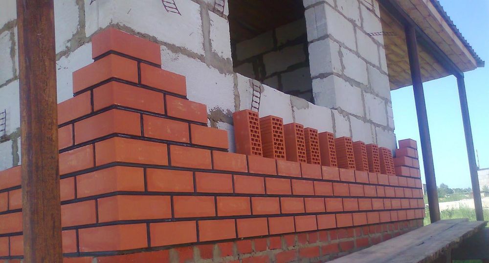 Кладка кирпича и газоблока