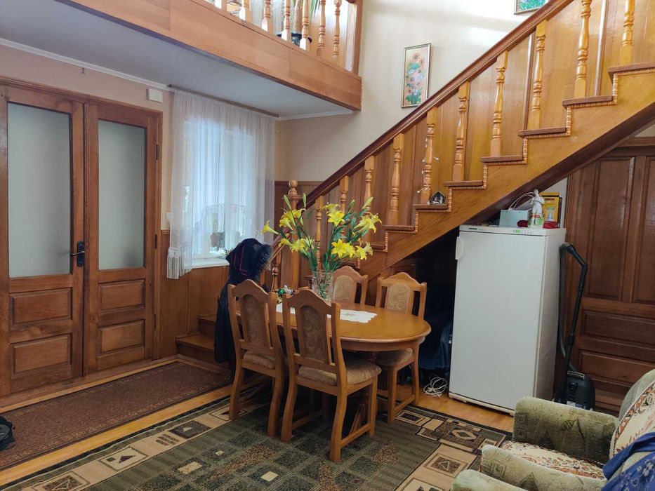 Продається двоповерховий капітальний будинок, район Роші