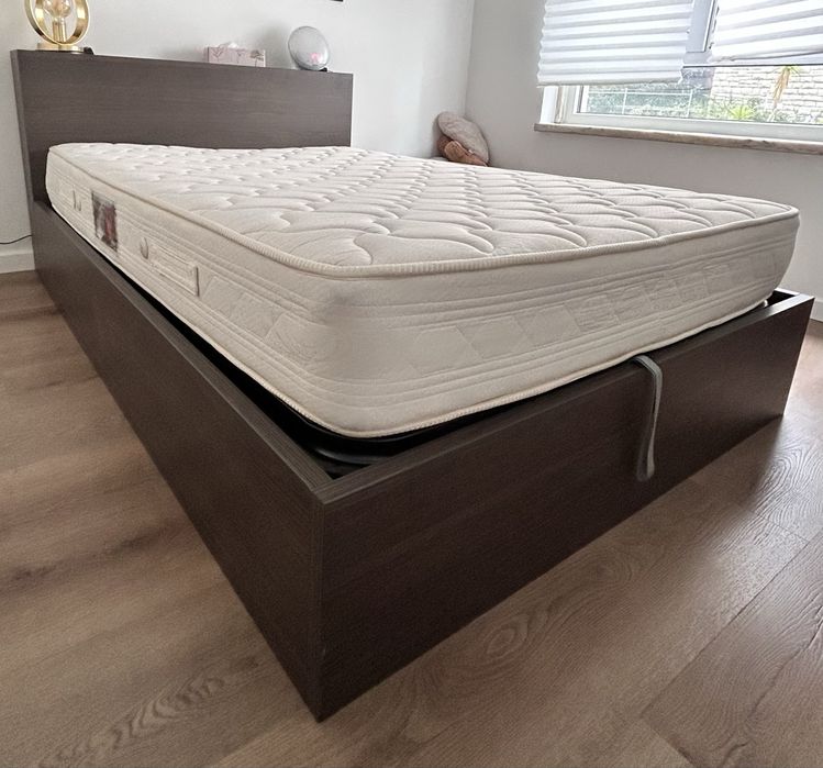 Cama com arrumacao, cabeceira incorporada em madeira e ferro.