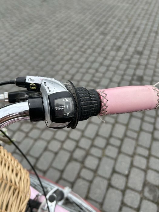 rower różowy z koszykiem