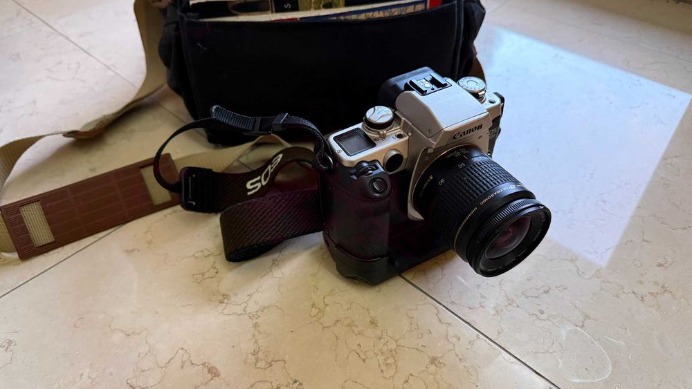 Canon EOS 50e com lente 28-80mm