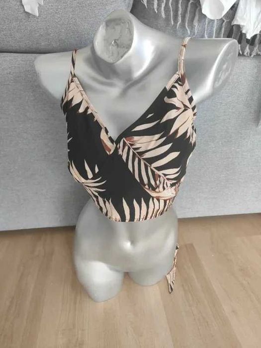 Top estilo crop com padrão tropical, ideal para looks de verão