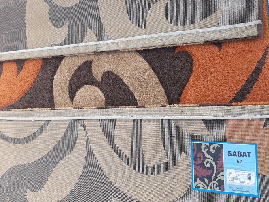 Carpete tons castanhos, laranja e beje