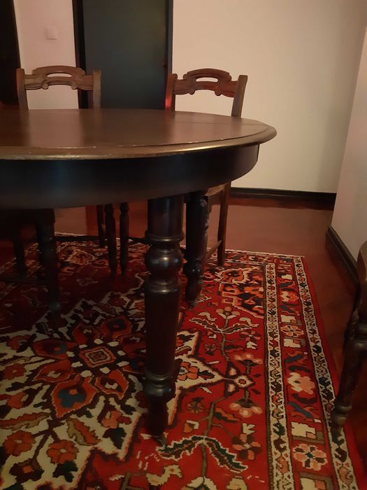 Mesa e cadeiras