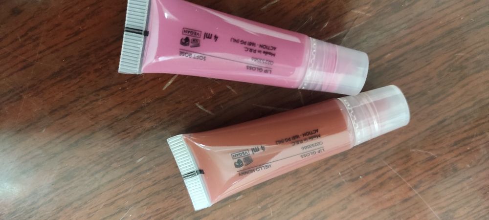 Зволожуючий блиск для губ