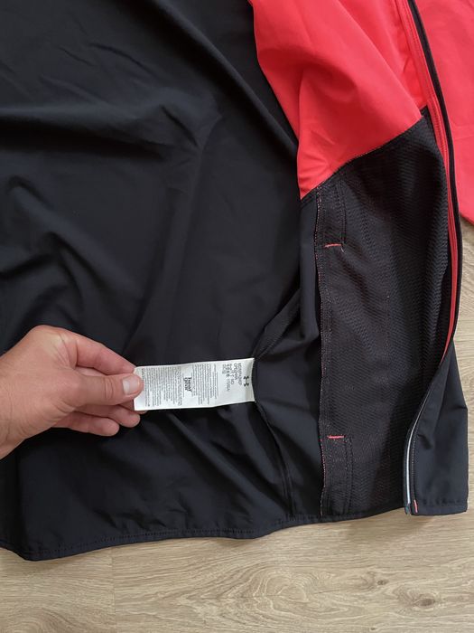 Спортивна вітровка Under Armour essential розмір М