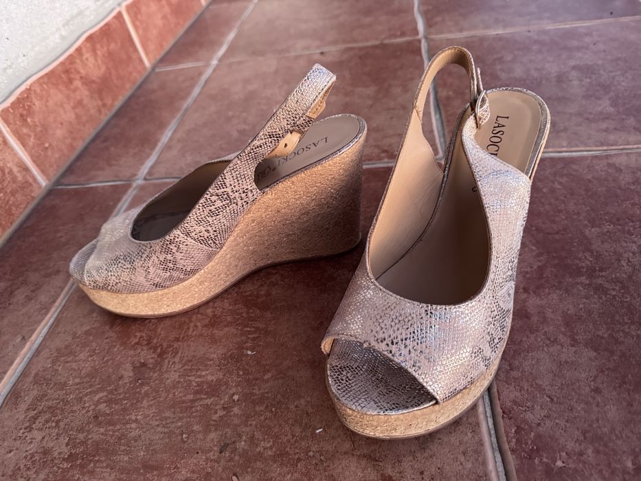 Sandaly na koturnie Lasocki