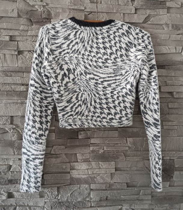 Krótki włochaty czarno biały sweter Bershka