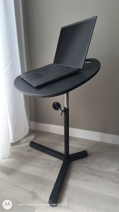Ikea Svartasen stolik pod laptopa