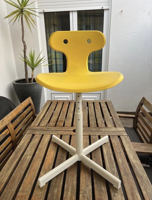Cadeira IKEA amarela