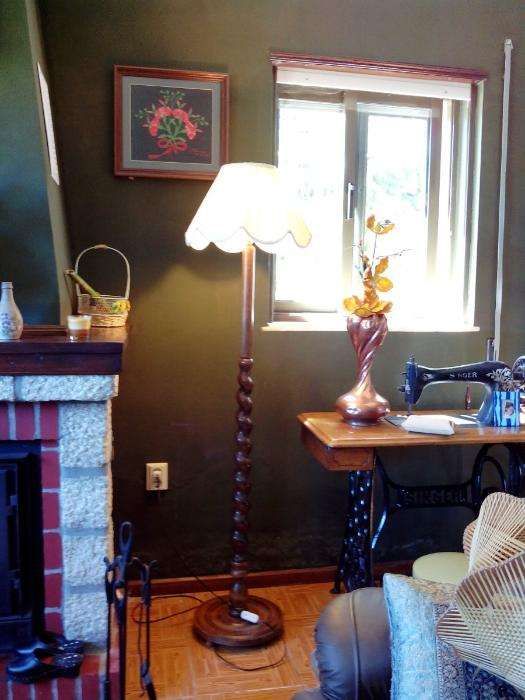 Coluna em mármore , com iluminação no interior muito bonita.