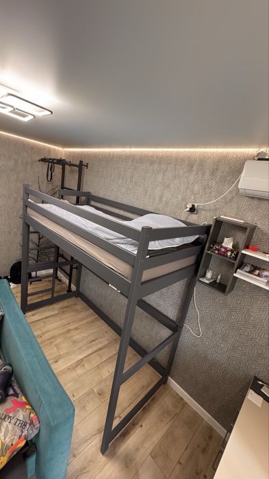 Двоповерхове ліжко з матрацом