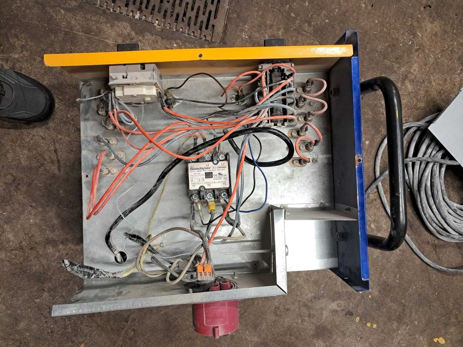 Elektryk z wieloletnim doswiadczeniem