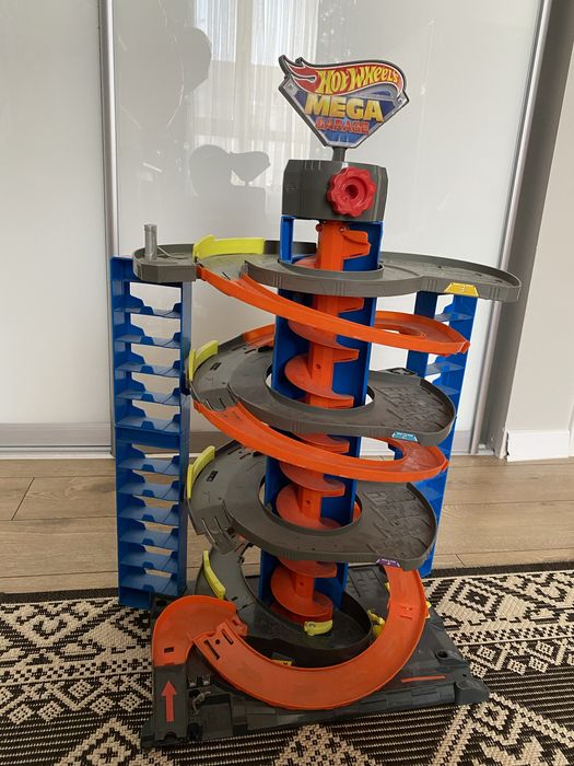 Hot wheels mega garage