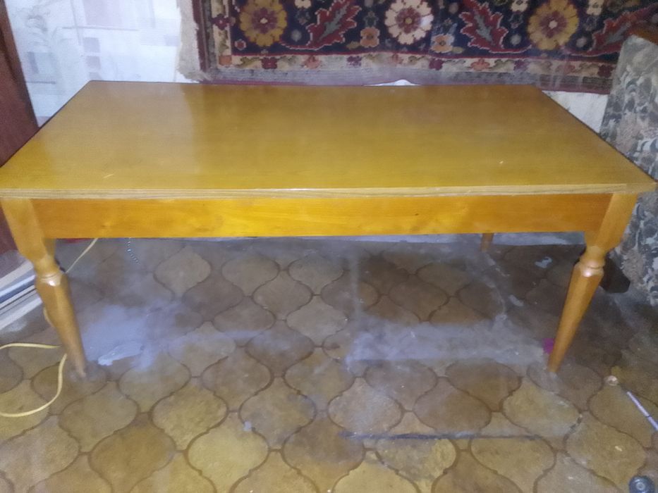 Стол не высокий.