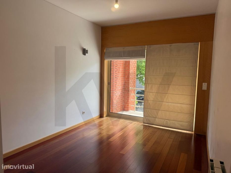 Apartamento T2 com Garagem – Vale das Flores | Excelente Exposição Sol