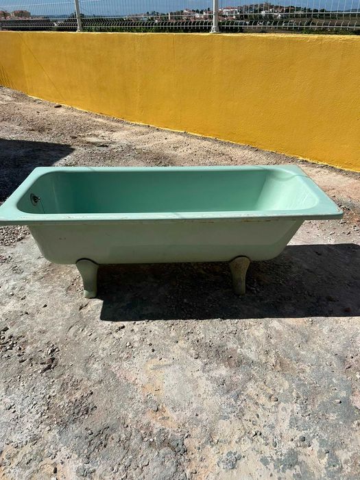 Banheira verde usada