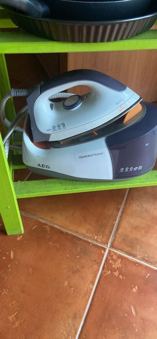 Ferro de engomar com caldeira AEG